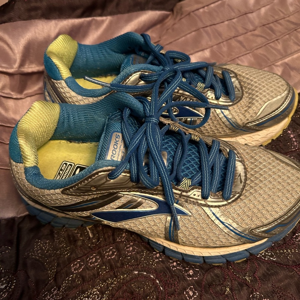 Tennis shoes